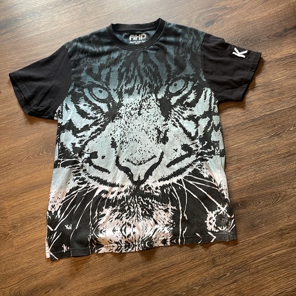 AHP Men’s Tee Lion with King  embroidered on the sleeve Mens Size XL Street wear - Picture 1 of 6
